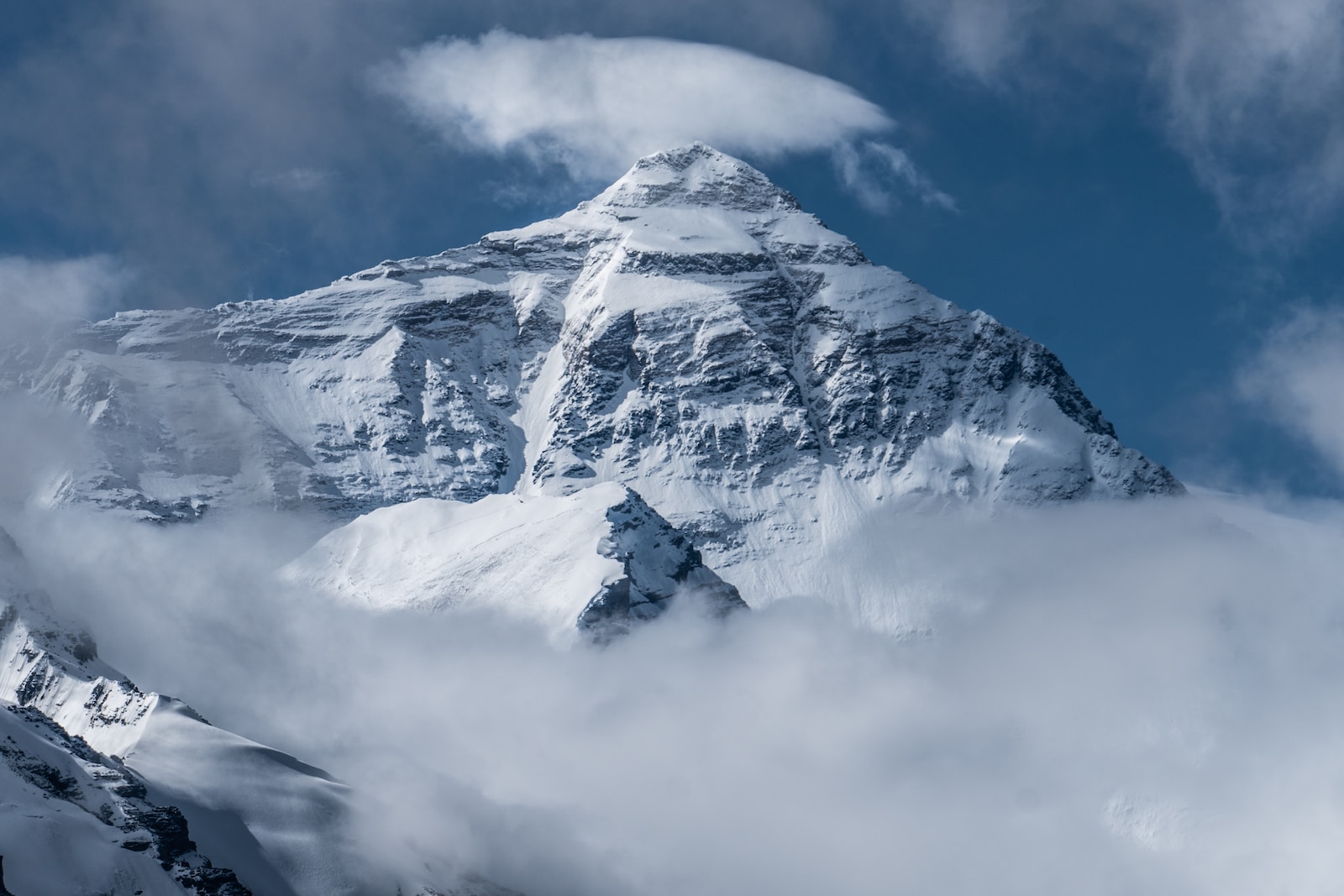 Kosztorys wspinaczki na Mount Everest: jakie są koszty i co wpływa na ich wysokość?